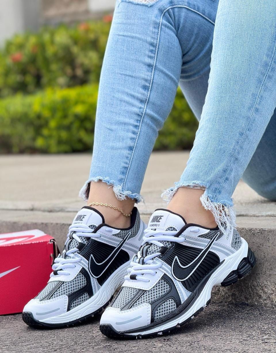 NIKE VOMERO